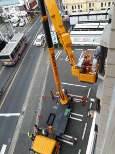 高所作業車での外壁工事