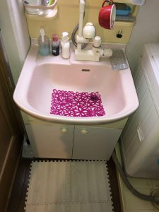 洗面のリフォーム・ビフォー（30年前のTOTO洗面化粧台）